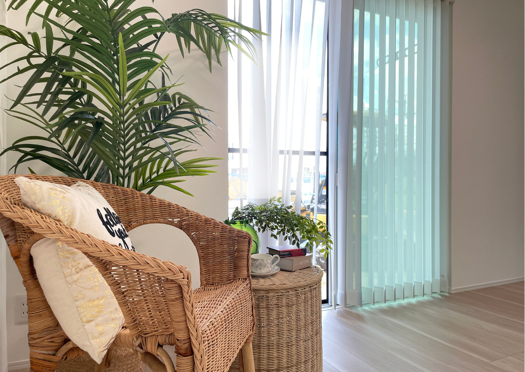 白を基調にしたリビングとキッチン