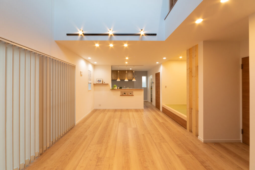 子育て世代にママに嬉しい！キッチンから家族の様子が見える収納たっぷりなお家