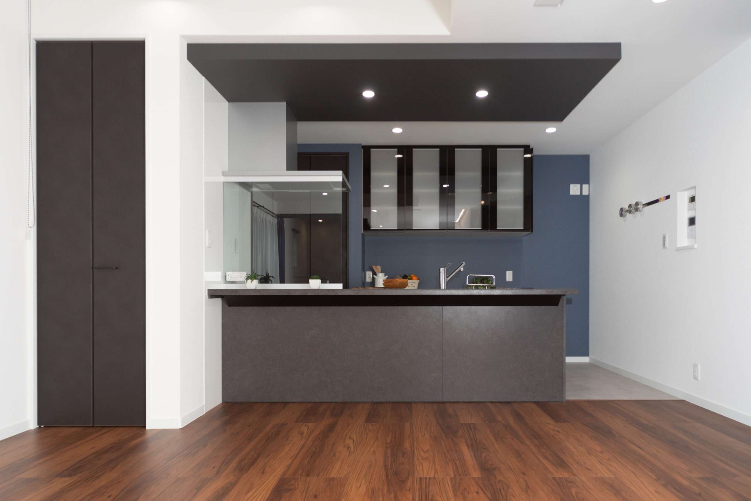 インナーガレージで愛車と共に趣味空間！吹き抜け窓から光溢れる明るくオシャレな家