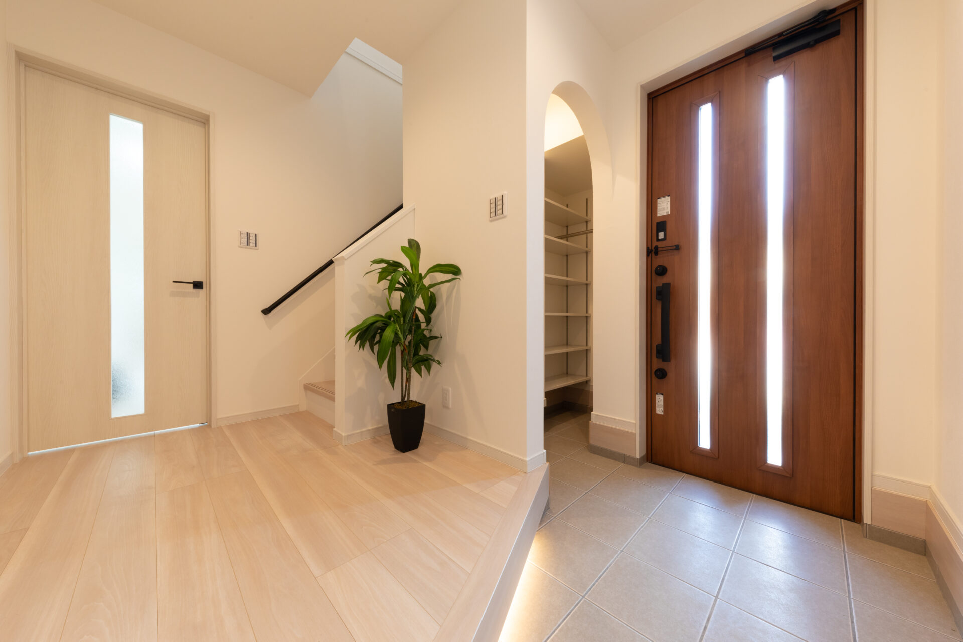 外観がブラック、内観がホワイトで統一したお家