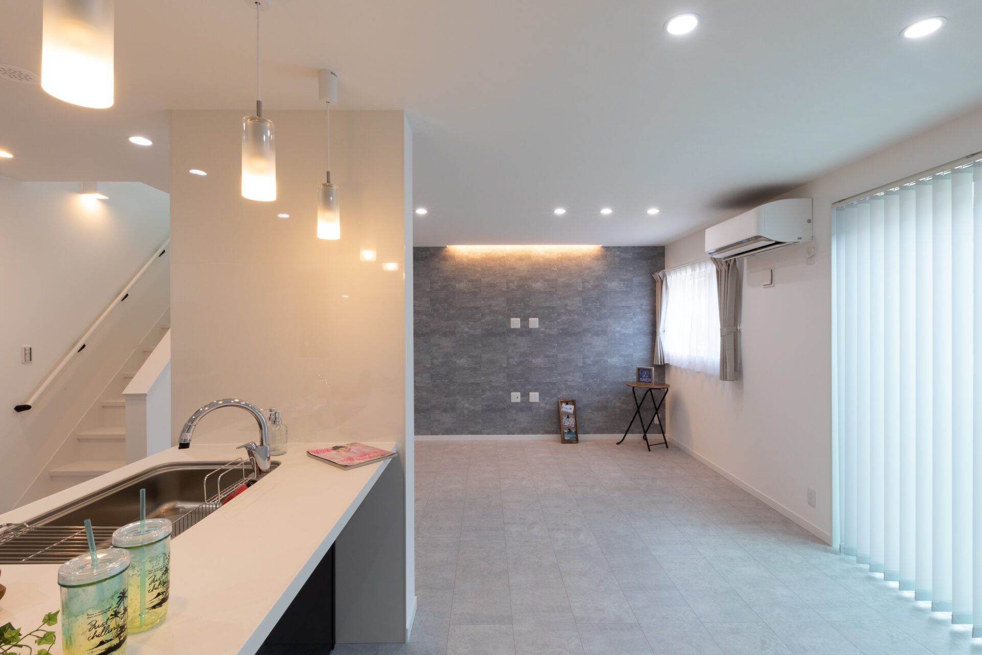 白とダークな色使いでクールな表情のシンプルモダンのお家