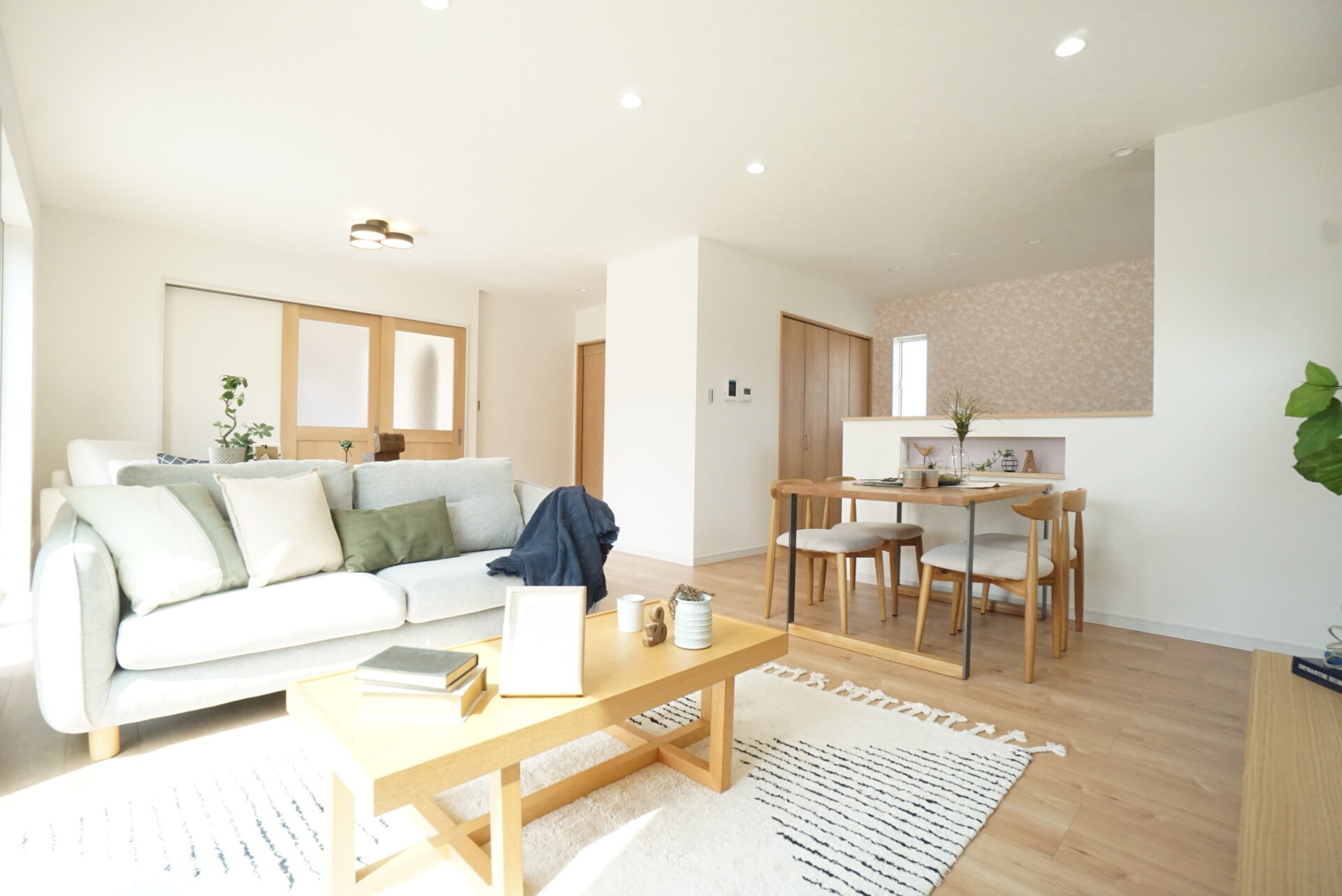 共働き夫婦がこだわった、空間を活かした広々リビングのお家