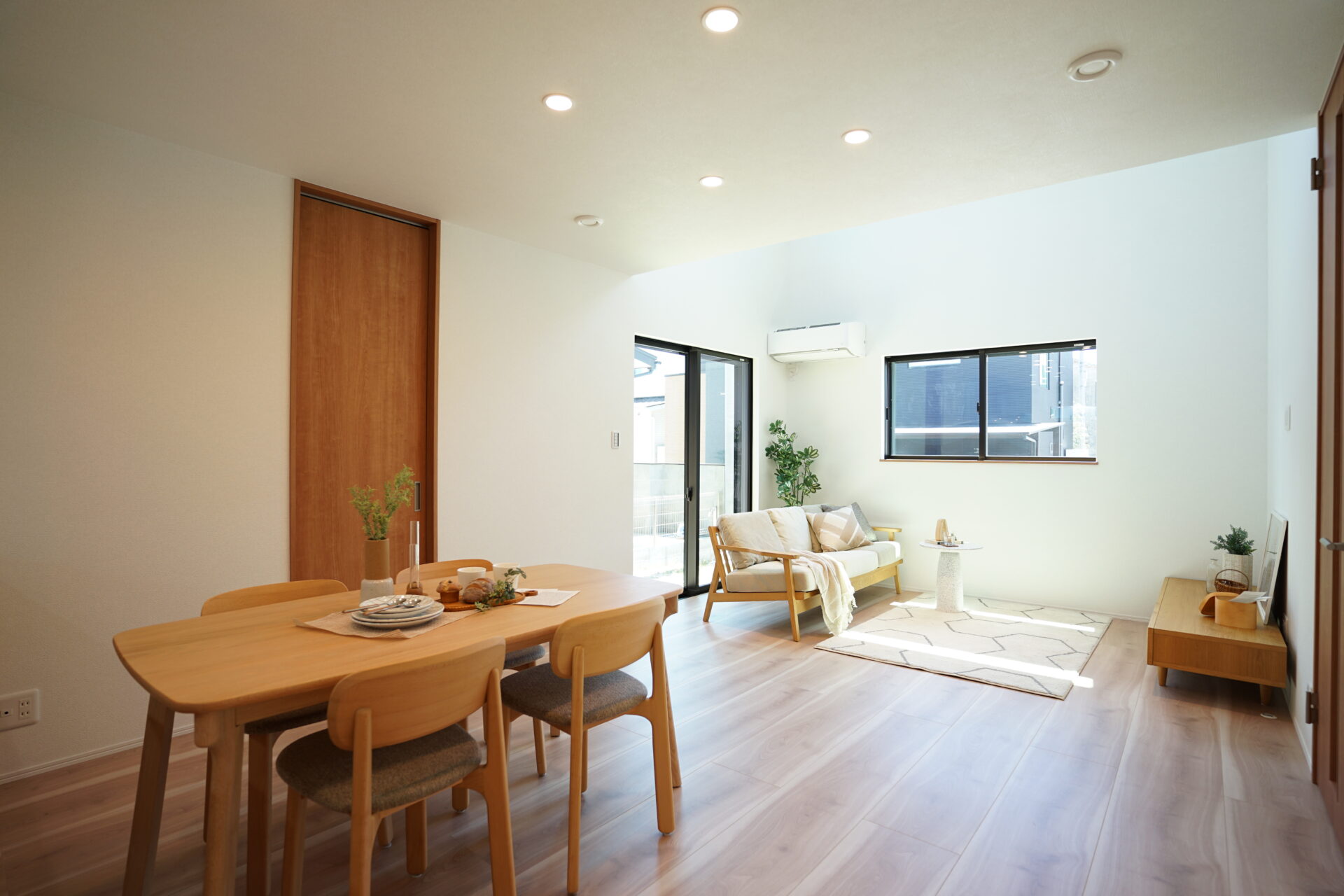 吹抜けが光を取り入れ回遊導線で家事ラク！高気密高断熱で夏でも涼しい高性能住宅