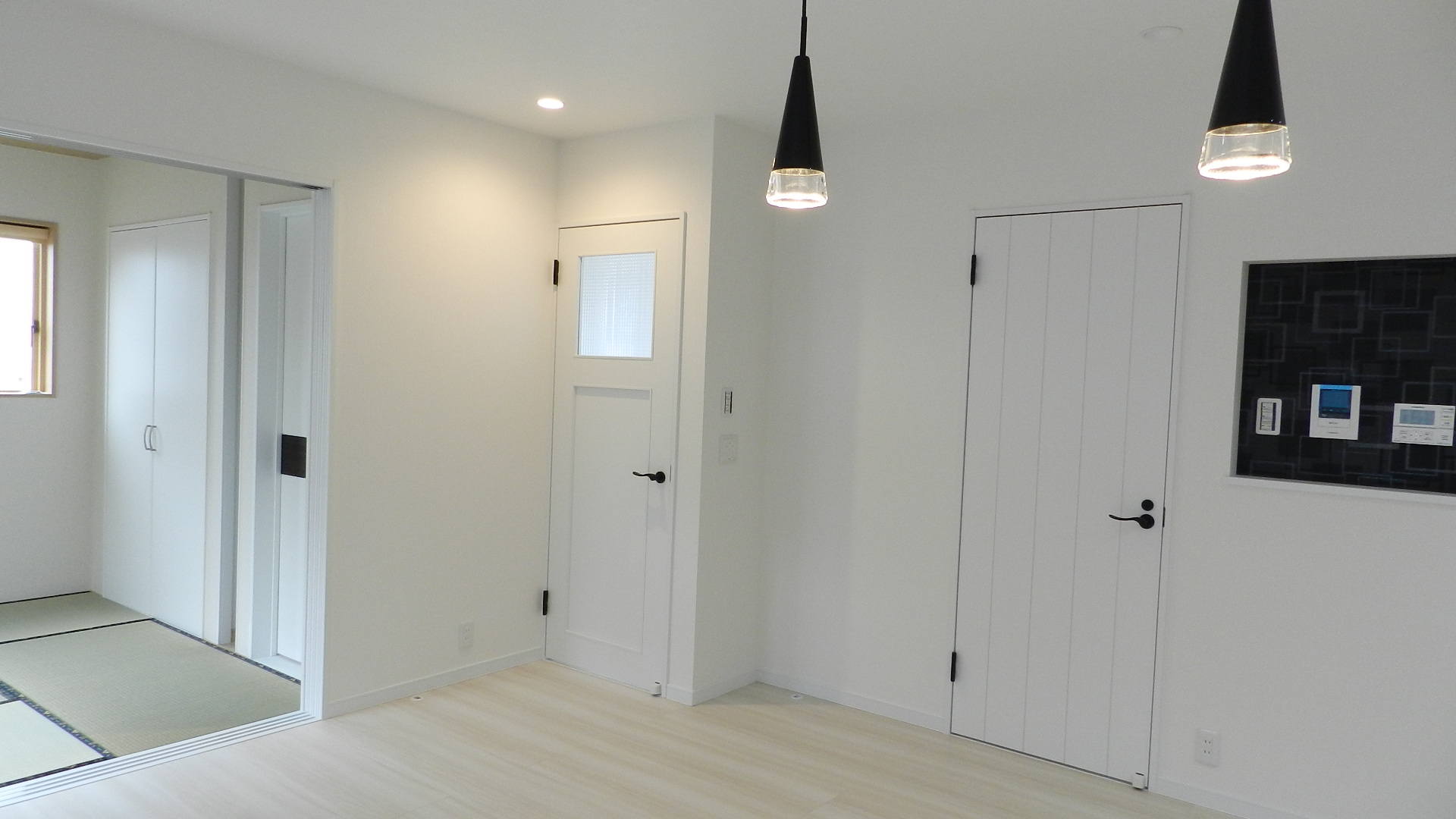 和室とリビングが一体化したおしゃれな空間