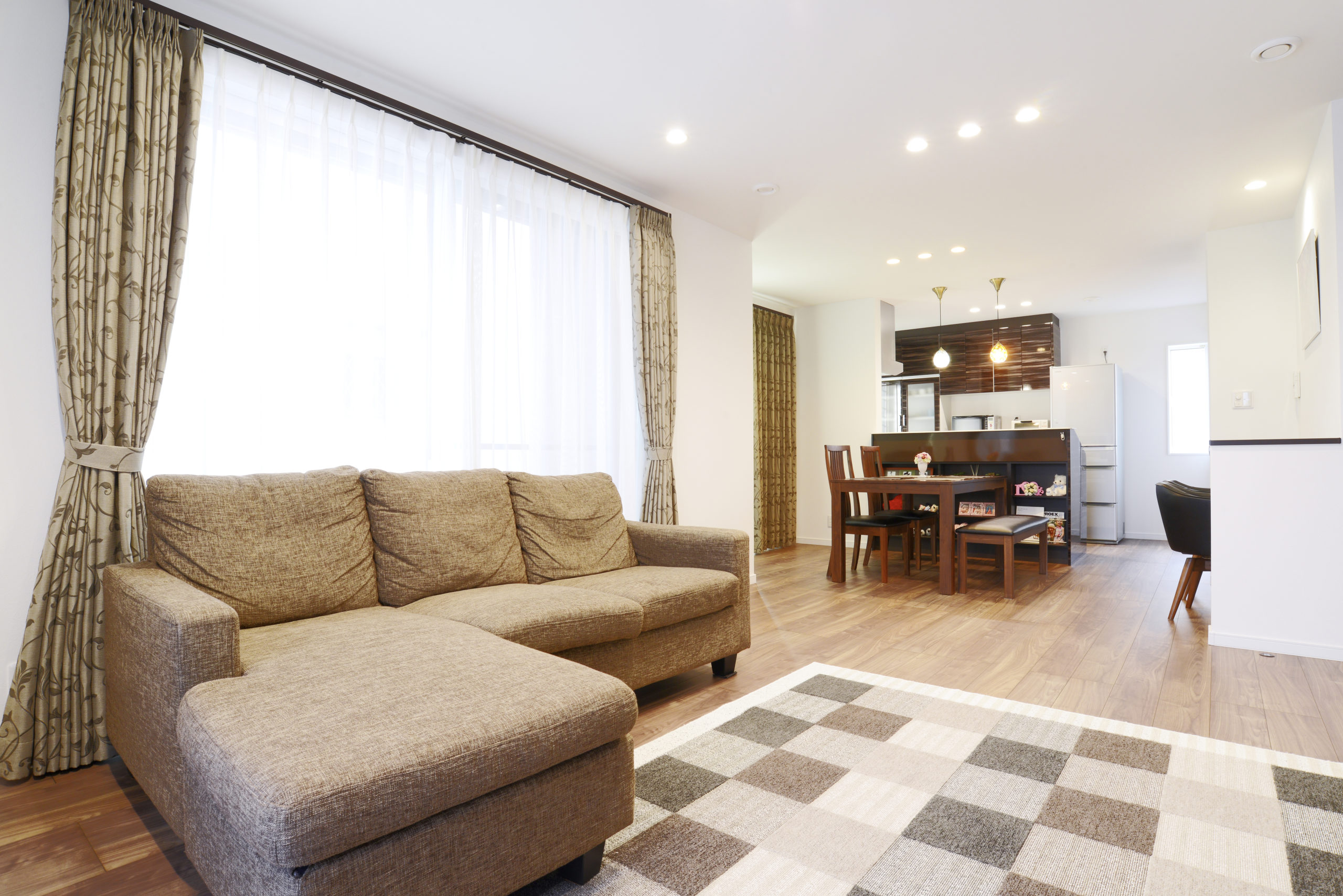 明るく開放的な玄関が家族を迎え入れてくれる家